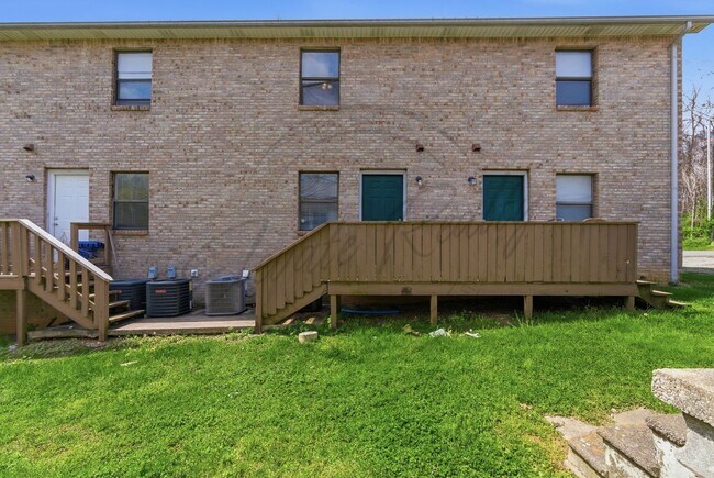 Building Photo - Spring Special: Charming 2 Bed / 1.5 Bath Townhouse in Cookeville