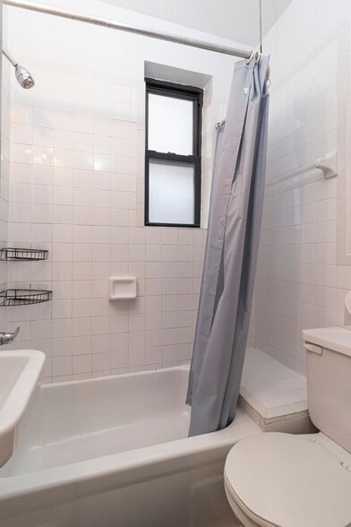 Building Photo - 320 E 93rd St