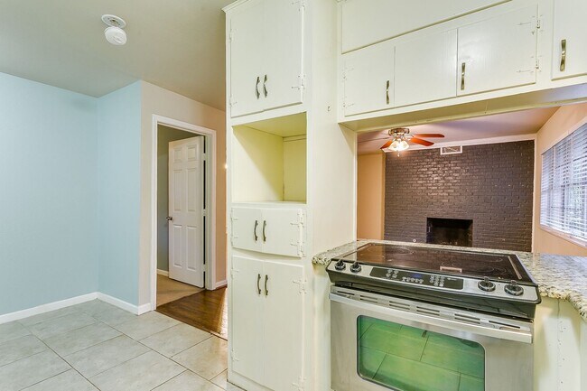 Building Photo - Ready for New Tenants- Large 3 bed, 2 bath...