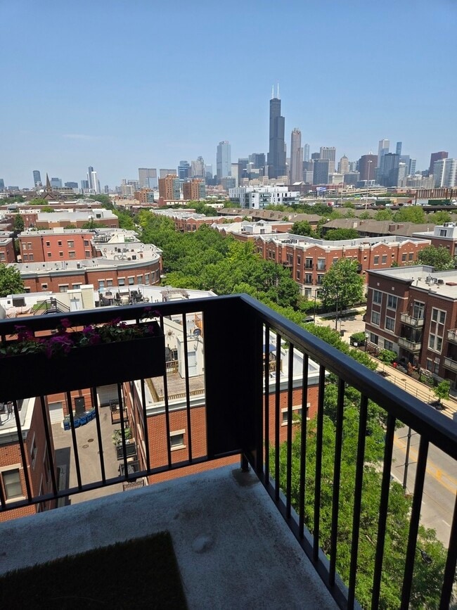 Building Photo - 811 W 15th Pl