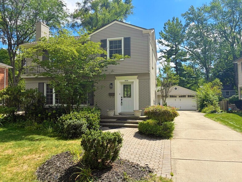 Primary Photo - 906 Putney St