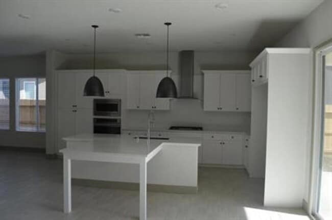 Building Photo - 2430 Bastidas Dr