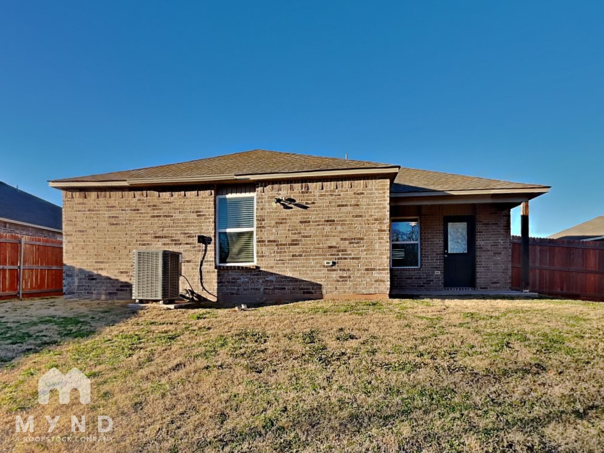 Building Photo - 726 W Lola Dr