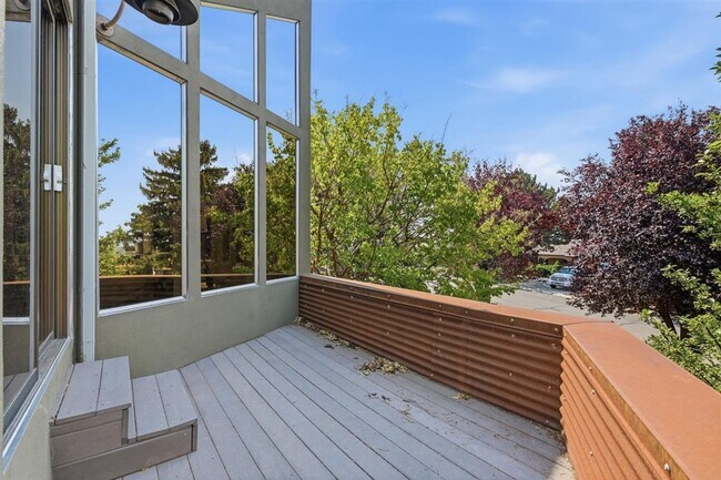 Building Photo - Remodeled Mid-Century 3-Bedroom, 2.5-Bath Home in a Highly Desirable Boise Neighborhood