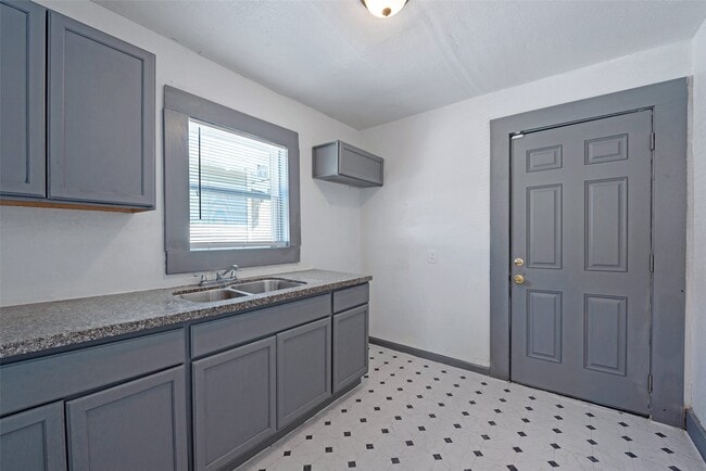 Building Photo - 2217 Stevens St