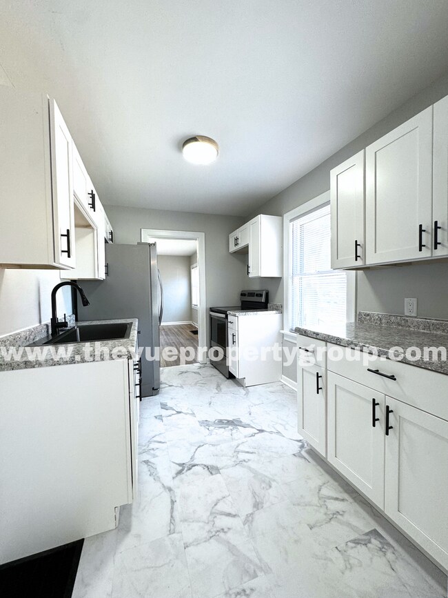 Building Photo - MOVE IN SPECIAL! Move in this November and...