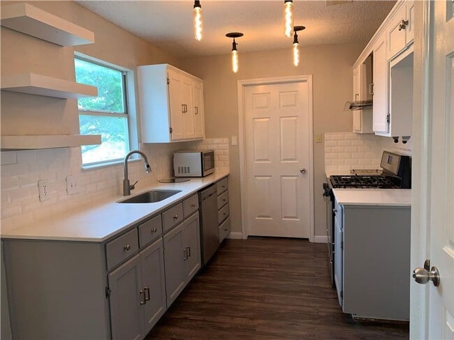Building Photo - 2406 Stirrup Dr