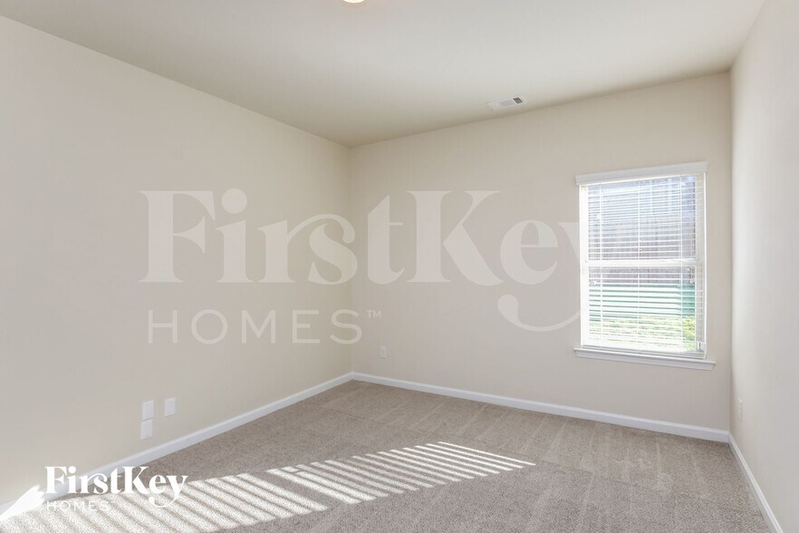 Building Photo - 403 Live Oak Pass