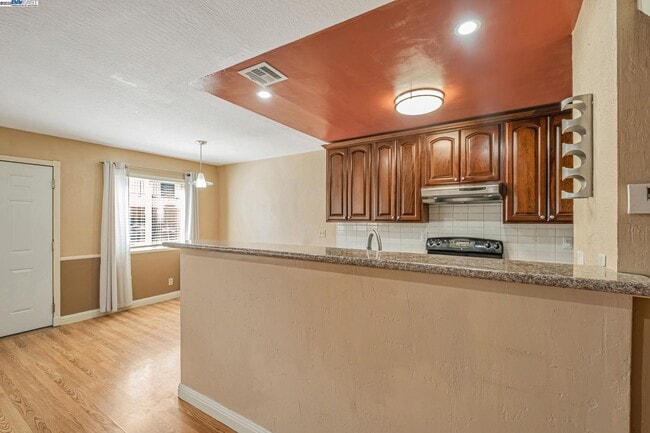 Building Photo - 2141 Swan Ct