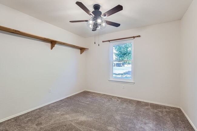 Building Photo - 121 Flora St