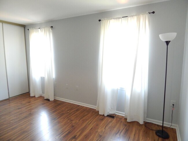 Building Photo - Cozy TH in Great Alexandria Location!