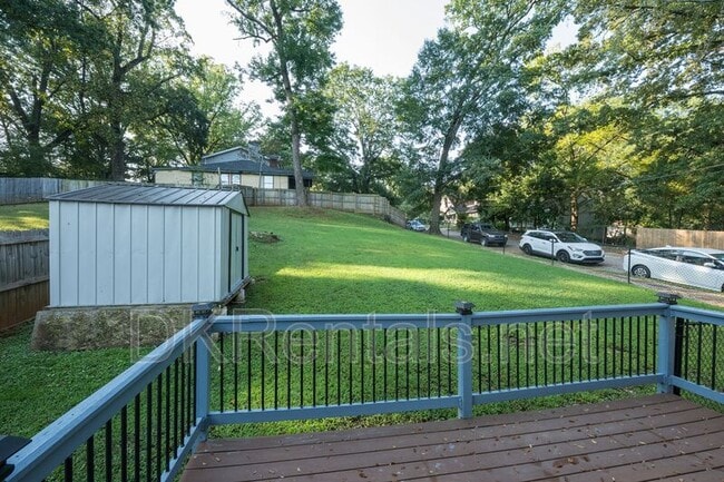 Building Photo - 1331 Memorial Dr SE
