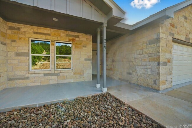 Building Photo - 207 Deer Oaks Dr