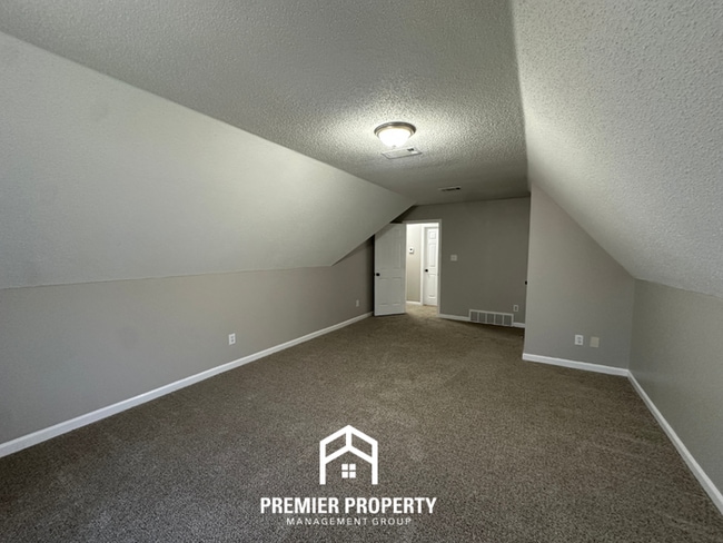 Building Photo - 4 Bedroom Home for Rent in Memphis, TN | High Ceilings, Stone Fireplace & 2-Car Garage