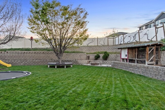 Building Photo - 2521 Apricot Pl