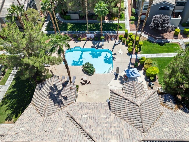 Building Photo - Beautifully maintained 1-story condo in Resort Style Community!