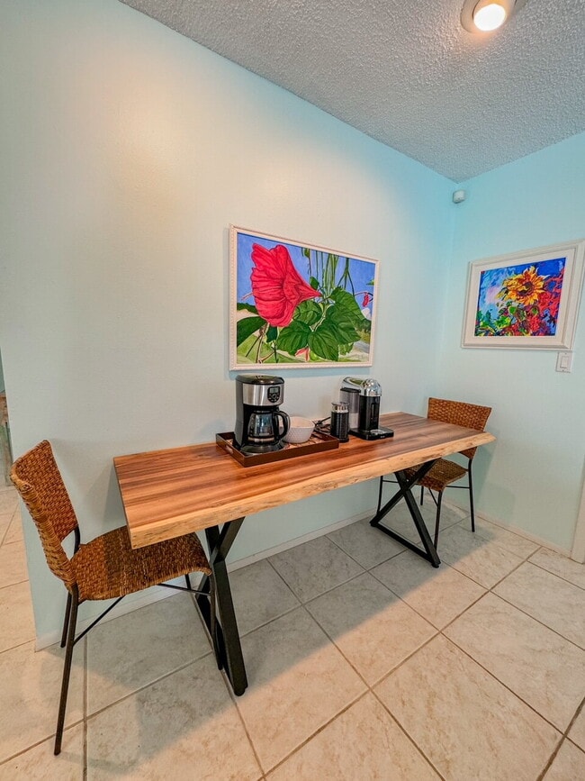 Building Photo - Gorgeous pool and spa home in central Sarasota