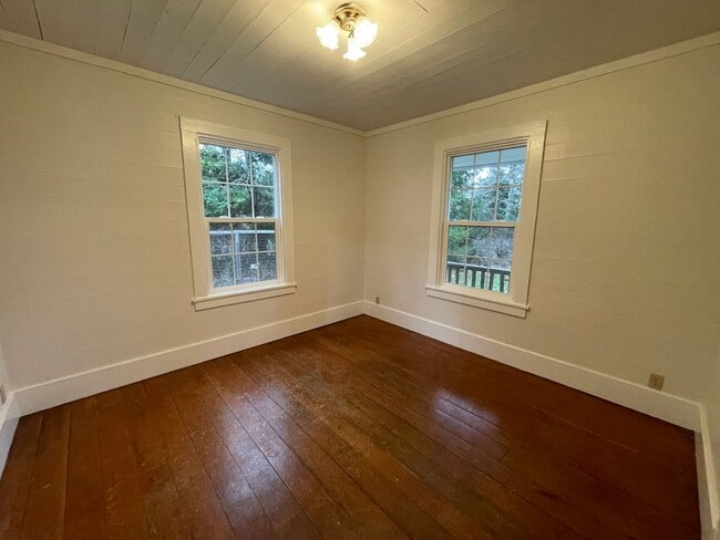 Building Photo - ***PENDING APPLICATION***Charming and Cozy Home In Scenic North Whidbey