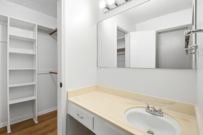 Building Photo - 2275 Triway Ln