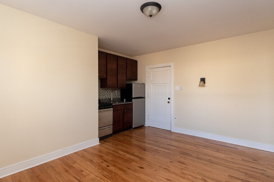 Building Photo - 4349 N Damen Ave