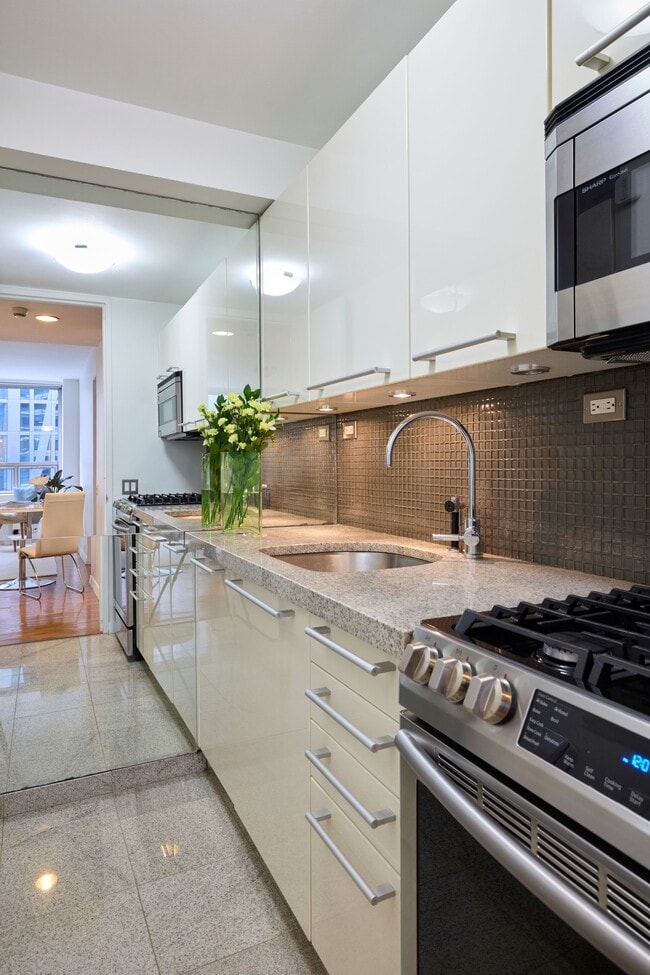 Building Photo - 15 W 53rd St