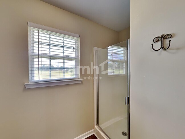 Building Photo - 1007 Vanguard Dr