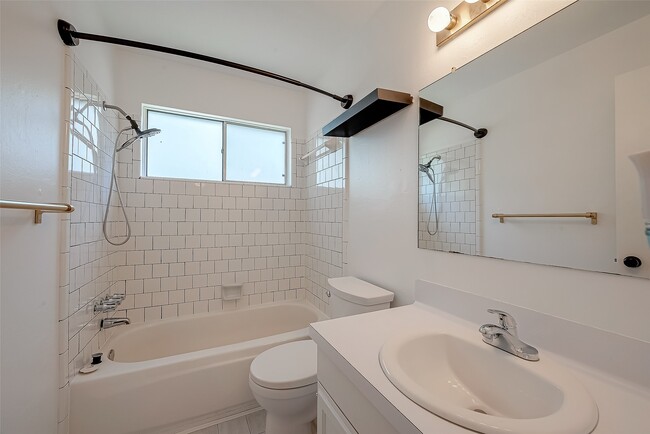 Building Photo - 810 Richvale Ln