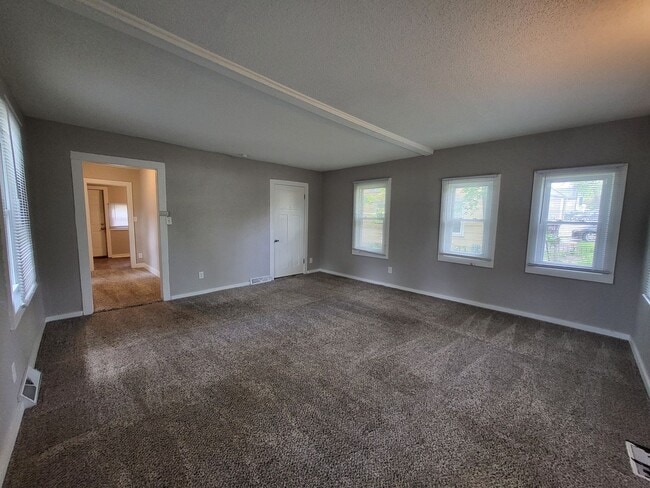 Building Photo - 1 Bedroom home with garage!