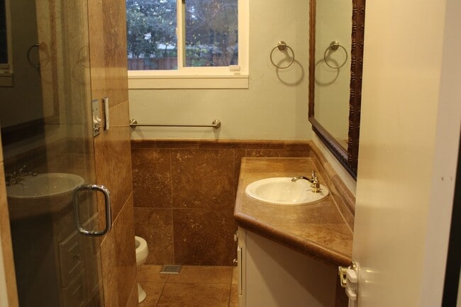 Building Photo - Charming 3 Bed 1 Bath House on tree lined street