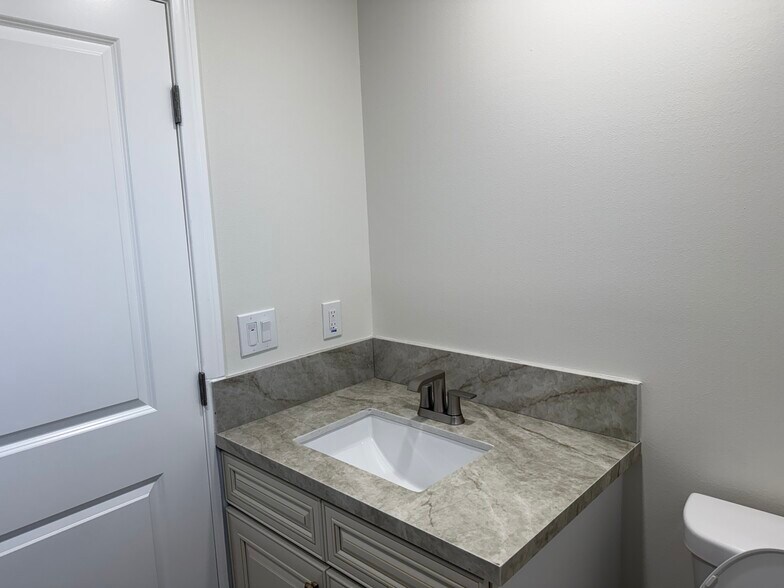 Building Photo - 4003 Bermuda Ct