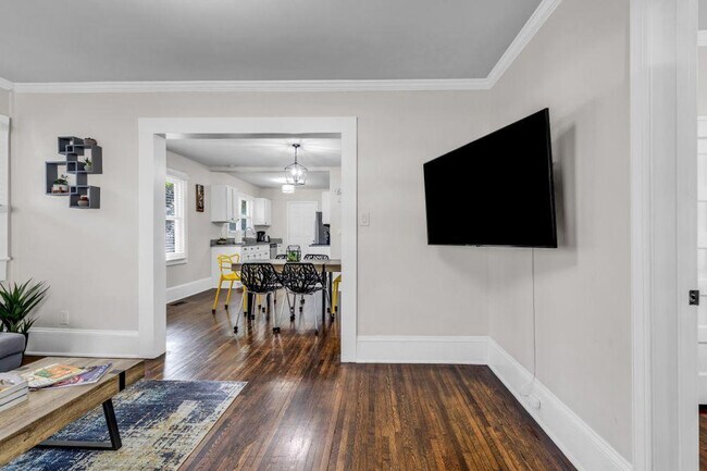 Building Photo - 820 Parkwood Ave