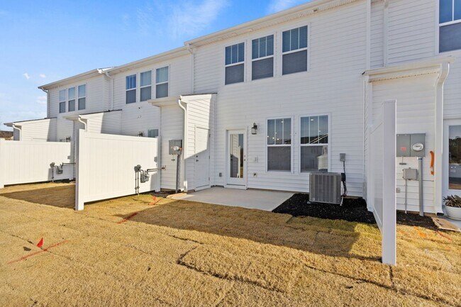 Building Photo - Perfectly Appointed Greenville Townhome 3bed/2.5 bath