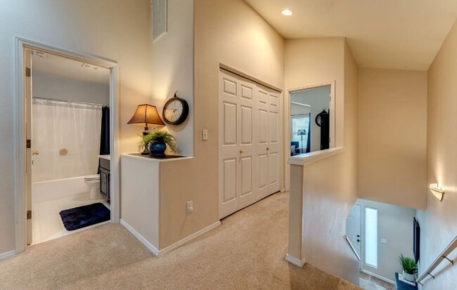 Building Photo - Kelly Creek 3 Bedroom Townhome