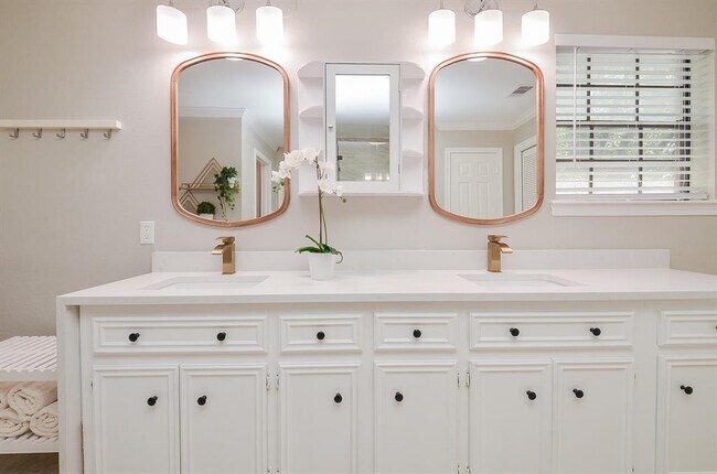 Building Photo - 5630 Fairdale Ln