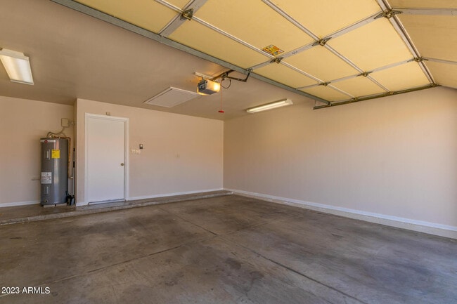 Building Photo - 661 S Oak St Cir