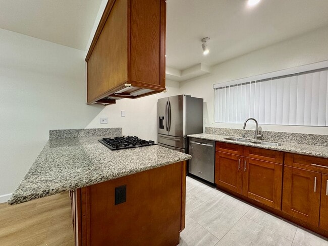 Building Photo - Stylish 2 bed + 2.5 bath + loft townhome nestled in Santa Monica south of Montana