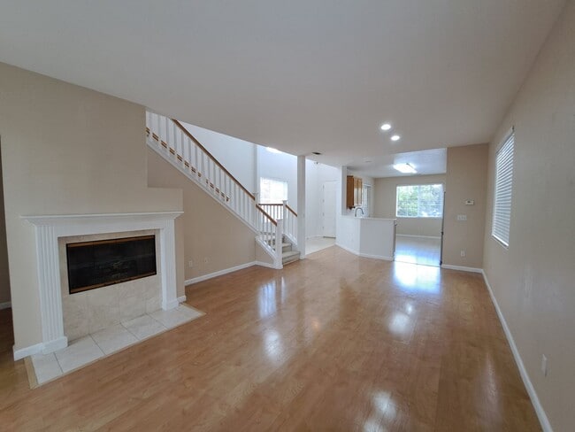 Building Photo - Expansive 3 bedroom/2.5 Bath Home in Corde...