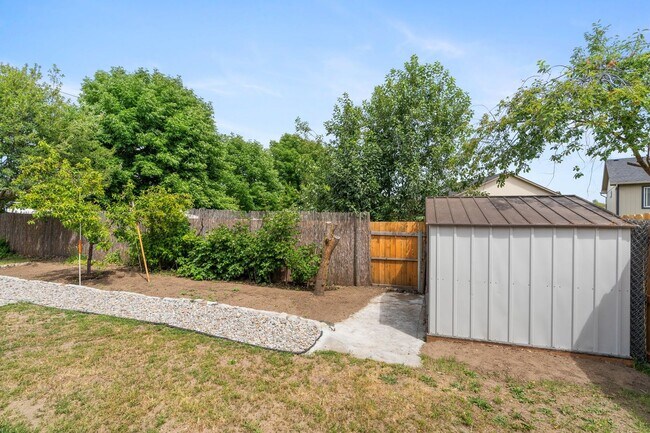 Building Photo - Charming Single-Level Home with Modern Com...