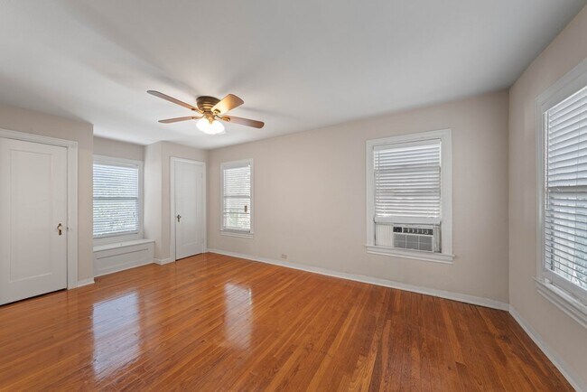 Building Photo - Charming 1-Bed Bungalow with Carport in Central San Antonio – Cozy, Bright, and Move-In Ready!