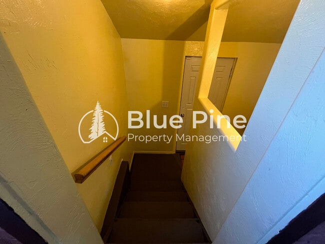Building Photo - 498 E 17th St
