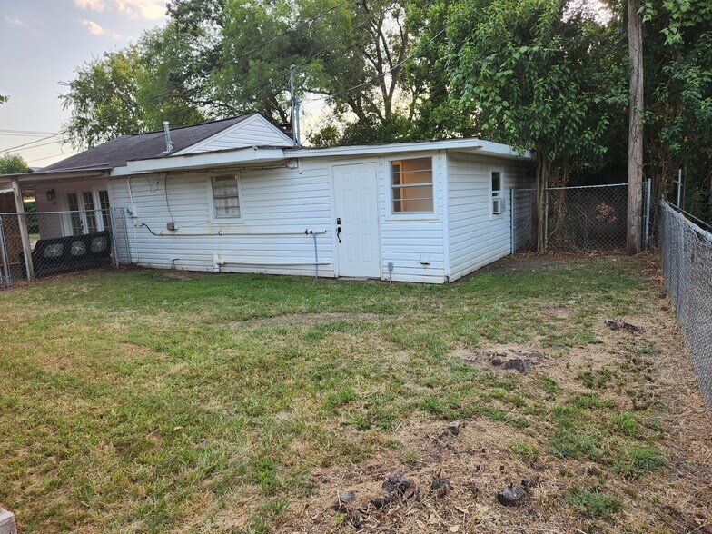 Building Photo - 106 E Southfield Rd