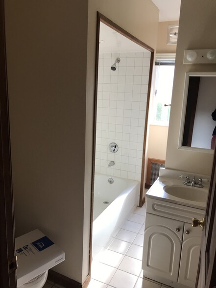 2nd floor bathroom - 15 Norfolk Ave