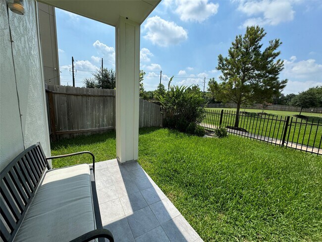 Building Photo - 2018 Royal Landing Dr