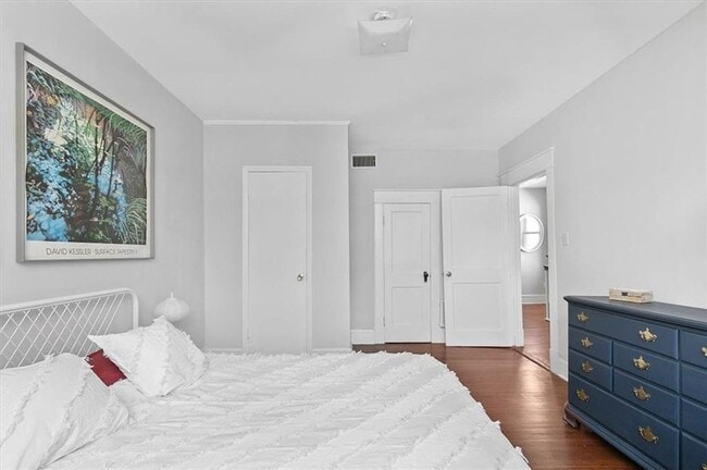 Building Photo - Quintessential Northside House