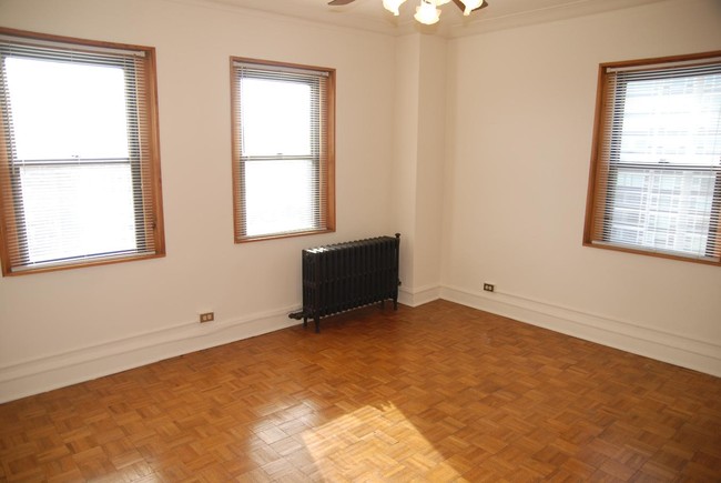 main room - 2738 N. Pine Grove