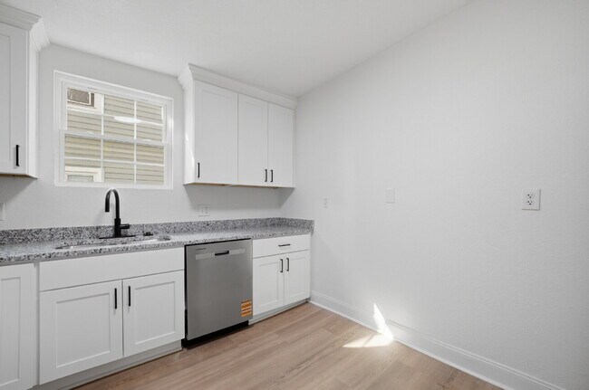 Building Photo - NEWLY REMODELED 4 BEDROOM COLONIAL HOME FOR RENT IN SUFFOLK!