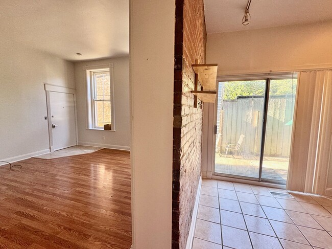 Building Photo - 2233 Victor St