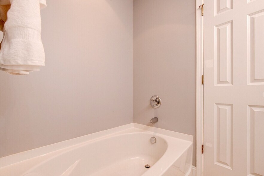 Building Photo - 617 Lake Forest Road