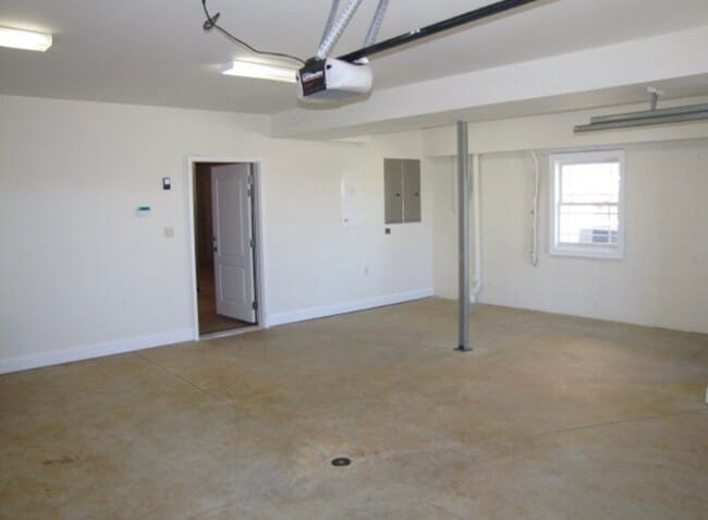Building Photo - 1125 Cranberry Ct