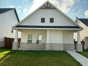 Building Photo - 673 The Cottages